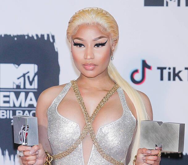 Nicki Minaj nahm in ihrem Musikvideo zum Song "High School" eine unbequeme Sitzpose in High Heels ein. Im Rahmen der "Nicki Minaj Challenge" will Cathy Hummels ihr nachziehen. Nicki Minaj nahm in ihrem Musikvideo zum Song "High School" eine unbequeme Sitzpose in High Heels ein. Im Rahmen der "Nicki Minaj Challenge" will Cathy Hummels ihr nachziehen.