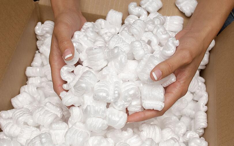 In Kindergärten ist Styropor ein beliebtes Material zum Basteln. Werfen Sie also demnächst, wenn Sie ein Paket bekommen, das Verpackungsmaterial nicht gleich weg, sondern fragen Sie in einer nahegelegenen Kita nach, ob sie die Styropor-Stückchen noch zum Basteln verwenden wollen. In Kindergärten ist Styropor ein beliebtes Material zum Basteln. Werfen Sie also demnächst, wenn Sie ein Paket bekommen, das Verpackungsmaterial nicht gleich weg, sondern fragen Sie in einer nahegelegenen Kita nach, ob sie die Styropor-Stückchen noch zum Basteln verwenden wollen.