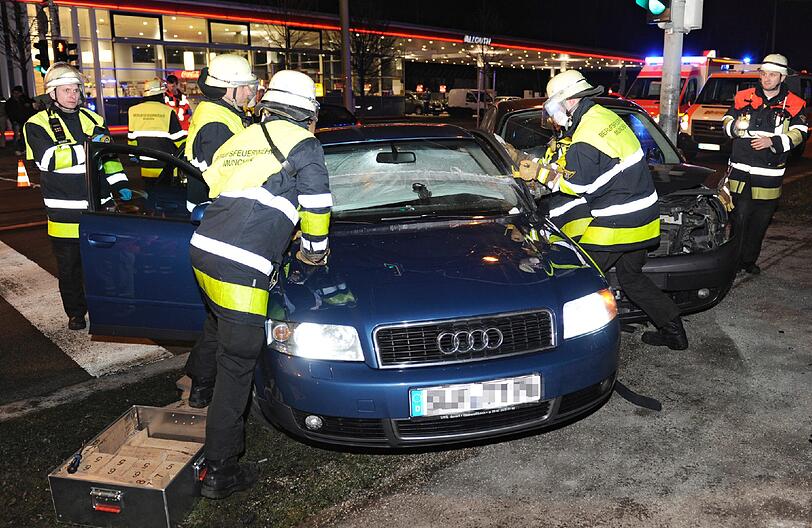 Renault kracht in Audi: Am Dienstagabend kam es an einer Tankstellenausfahrt am Mittleren Ring zu einem schweren Unfall.