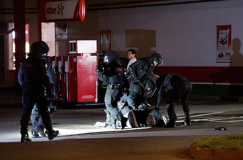 Auch am dritten Tag nach der Ankunft der Flüchtlinge ist es nachts zu Krawallen gekommen. Am Sonntag musste die Polizei kämpfe zwischen rechten und linken Demonstranten beenden. Die Bilder aus Heidenau.