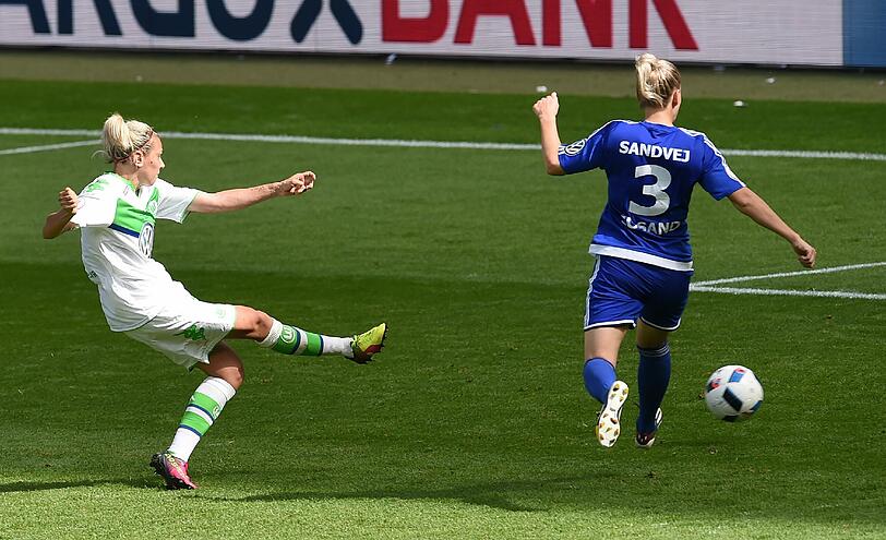 Wolfsburgs Zsanett Jakabfi (links) erzielt gegen Sands Cecile Sandvej ihr zweites Tor zum 2:1.