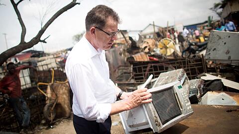 Gerd Müller auf der Müllhalde in Ghana.