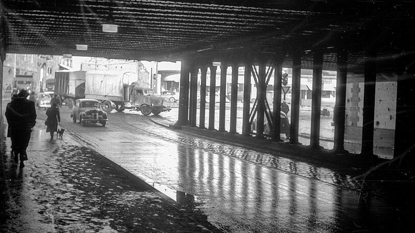 Schöner war sie 1951 auch nicht als heute: Die Paul-Heyse-Unterführung mit Blick in die Seidlstraße und dem Rest des Verkehrsministeriums (l.).
