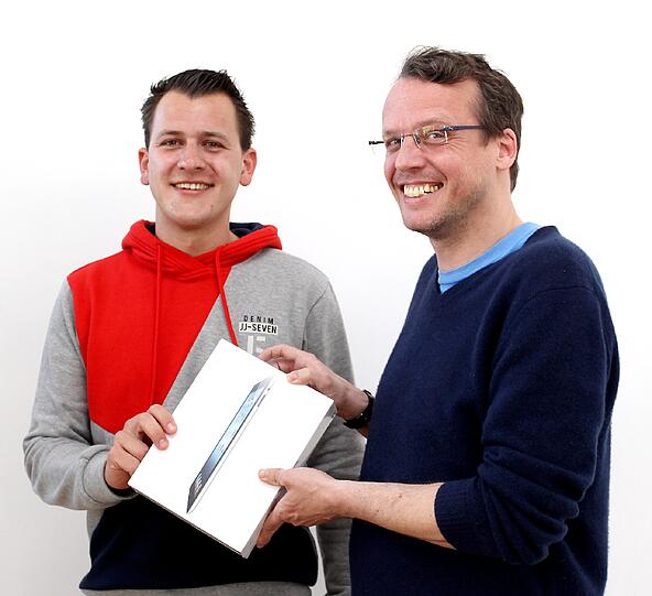 Originalverpackt und mit dem Zugang zur App der Abendzeitung. Benjamin Richter bekommt von AZ-Vizechefredakteur Georg Thanscheidt sein iPad 3 überreicht.