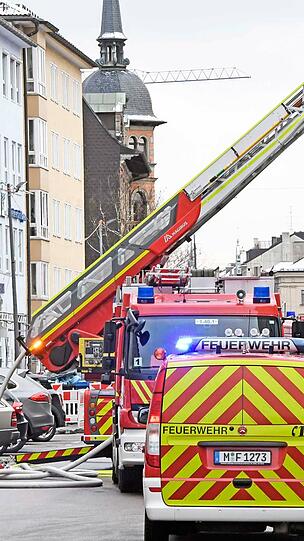 Nur zwölf Stunden nach dem ersten Brand, musste die Feuerwehr erneut zum Hotel in der Schwanthalerstraße ausrücken. Die Bilder vom Einsatz am Freitagmittag.