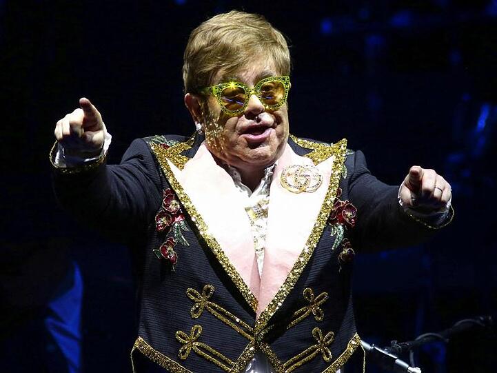 Elton John kritisiert die Zensur schwuler "Rocketman"-Szenen in Russland.