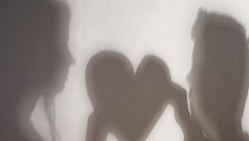 Der Schatten einer Frau und eines Mannes, die gemeinsam ein Herz halten, ist an eine Wand geworfen. Foto: Jan-Philipp Strobel/dpa/Symbolbild Der Schatten einer Frau und eines Mannes, die gemeinsam ein Herz halten, ist an eine Wand geworfen. Foto: Jan-Philipp Strobel/dpa/Symbolbild