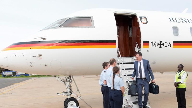 Gestrandet: Bundesentwicklungsminister Gerd Müller (im dunklen Anzug) am Kamuzu International Airport in Malawi. Foto. Ute Grabowsky/Photothek/BMZ Gestrandet: Bundesentwicklungsminister Gerd Müller (im dunklen Anzug) am Kamuzu International Airport in Malawi. Foto. Ute Grabowsky/Photothek/BMZ