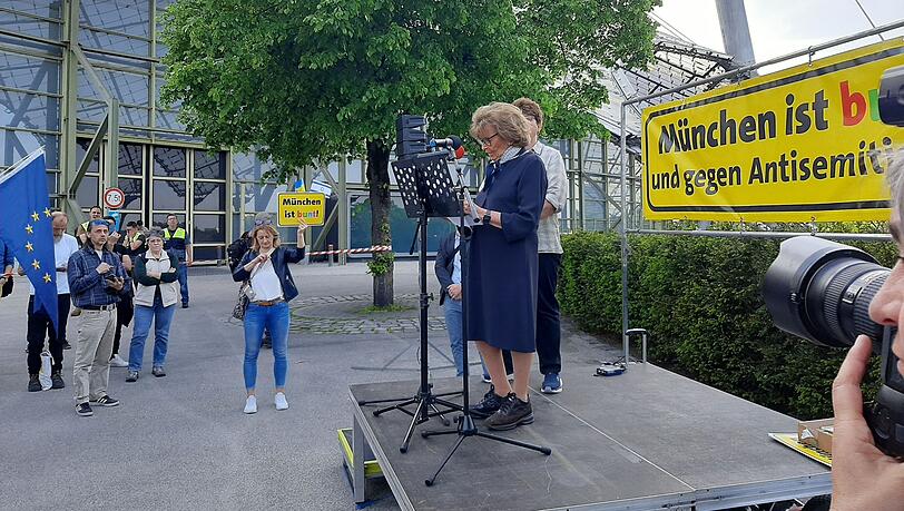 Charlotte Knobloch (M), frühere Präsidentin des Zentralrats der Juden in Deutschland, bei der Demo gegen den Musiker Roger Waters. Knobloch hat sich entsetzt von dem Konzert des umstrittenen Pink-Floyd-Mitbegründers Roger Waters in München gezeigt.