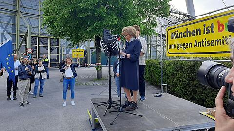 Charlotte Knobloch (M), frühere Präsidentin des Zentralrats der Juden in Deutschland, bei der Demo gegen den Musiker Roger Waters. Knobloch hat sich entsetzt von dem Konzert des umstrittenen Pink-Floyd-Mitbegründers Roger Waters in München gezeigt.