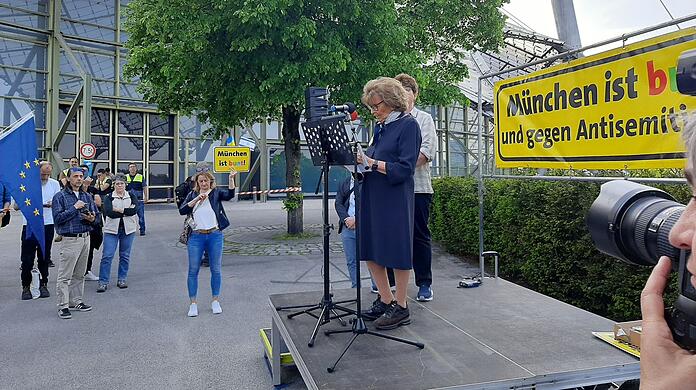 Charlotte Knobloch (M), frühere Präsidentin des Zentralrats der Juden in Deutschland, bei der Demo gegen den Musiker Roger Waters. Knobloch hat sich entsetzt von dem Konzert des umstrittenen Pink-Floyd-Mitbegründers Roger Waters in München gezeigt.