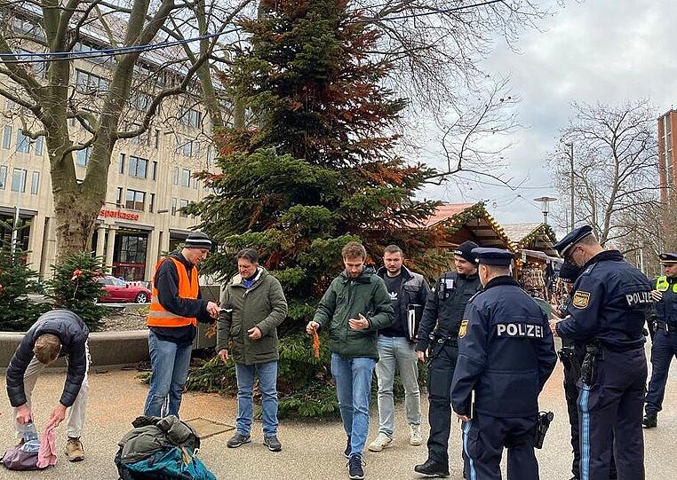 Auch in München: In mehreren Städten in ganz Deutschland färbten Unterstützer der Gruppe "Letzte Generation" Weihnachtsbäume an zentralen öffentlichen Plätzen mit oranger Warnfarbe ein.