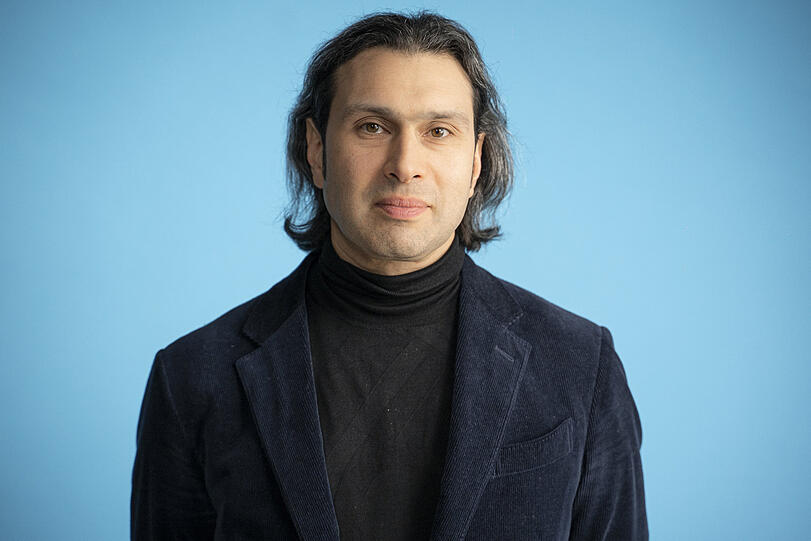 Vladimir Jurowski wurde 1971 in Moskau geboren. Er studierte erst in seiner Geburtsstadt, dann in Berlin und Dresden. Er war Kapellmeister an der Komischen Oper Berlin und Chefdirigent des London Philharmonic Orchestra. Seit 2021 ist er Generalmusikdirektor der Bayerischen Staatsoper.