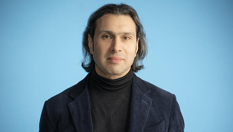 Vladimir Jurowski wurde 1971 in Moskau geboren. Er studierte erst in seiner Geburtsstadt, dann in Berlin und Dresden. Er war Kapellmeister an der Komischen Oper Berlin und Chefdirigent des London Philharmonic Orchestra. Seit 2021 ist er Generalmusikdirektor der Bayerischen Staatsoper. Vladimir Jurowski wurde 1971 in Moskau geboren. Er studierte erst in seiner Geburtsstadt, dann in Berlin und Dresden. Er war Kapellmeister an der Komischen Oper Berlin und Chefdirigent des London Philharmonic Orchestra. Seit 2021 ist er Generalmusikdirektor der Bayerischen Staatsoper.