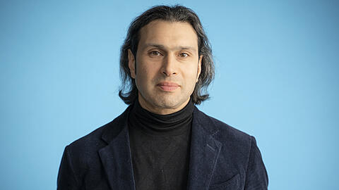 Vladimir Jurowski wurde 1971 in Moskau geboren. Er studierte erst in seiner Geburtsstadt, dann in Berlin und Dresden. Er war Kapellmeister an der Komischen Oper Berlin und Chefdirigent des London Philharmonic Orchestra. Seit 2021 ist er Generalmusikdirektor der Bayerischen Staatsoper.