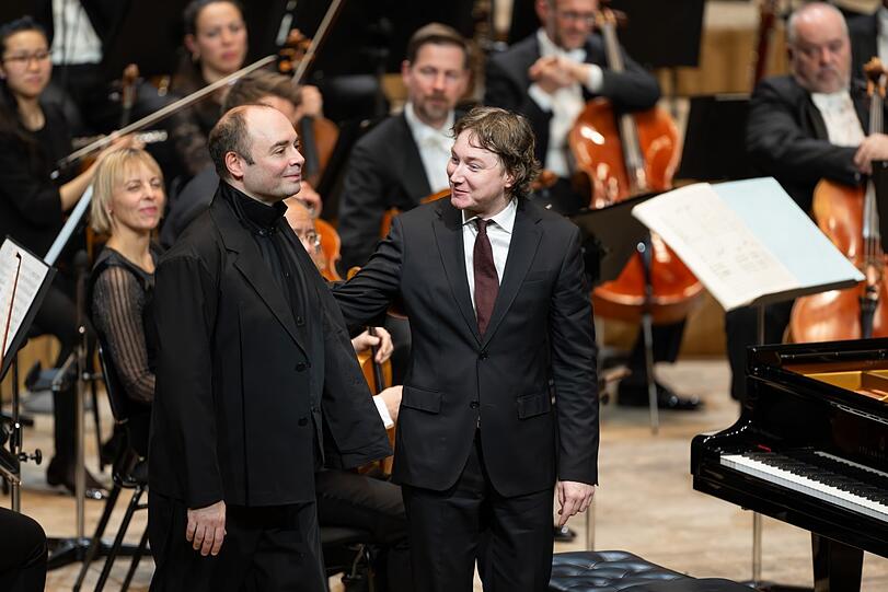 Maxim Emelyanychev (re.) mit dem Pianisten Alexander Melnikov.
