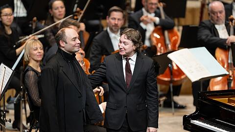Maxim Emelyanychev (re.) mit dem Pianisten Alexander Melnikov.