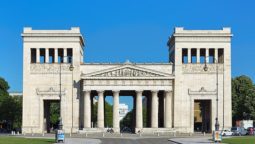 Die Propyl&auml;en sind ein klassizistisches Baudenkmal am K&ouml;nigsplatz. Sie wurden 1846 bis 1862 im Auftrag von Ludwig I. nach einem Entwurf von Leo von Klenze errichtet.