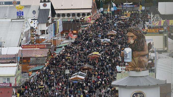2025 musste das Wiesn-Gel&auml;nde zeitweise wegen &Uuml;berf&uuml;llung geschlossen werden (Archivbild).