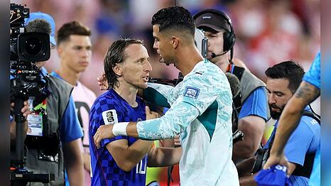 Luka Modrić und Cristiano Ronaldo (r.) nach dem Abpfiff der Partie Kroatien gegen Portugal.