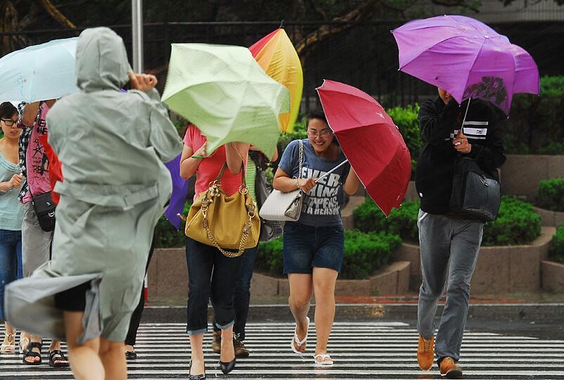 Brechen jetzt wieder die Deiche? &bdquo;Muifa&ldquo; war am Sonntag an der chinesischen Ostküste entlang gezogen und hatte dabei Stromleitungen und Plakatwände in Shanghai niedergerissen. China ist in Sorge.