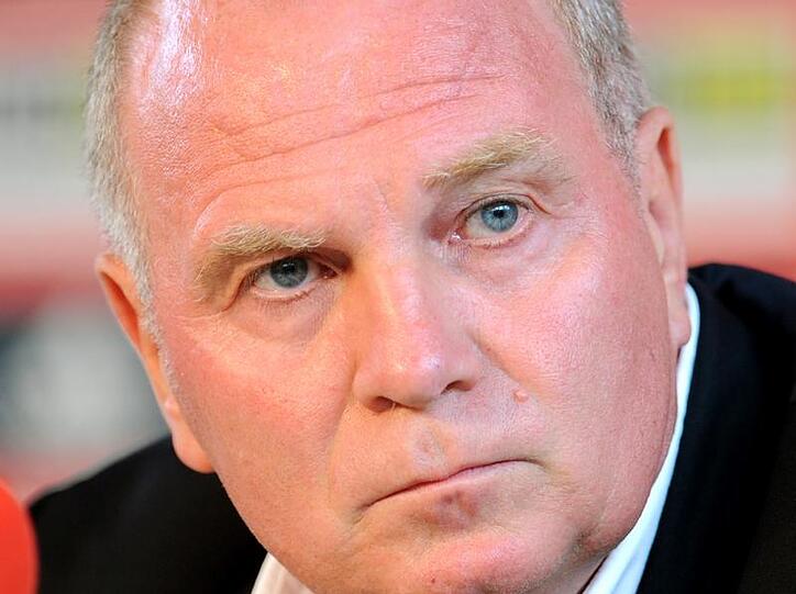 Schon in der ersten Saison unter Manager Hoeneß stellte sich
der Erfolg ein. Die Bayern wurden 1980 Deutscher Meister, vor allem aber
baute der Club seine Schulden ab und erschloss neue Ertragsquellen.
Von seinem Amtsbeginn an bis zu seinem späteren Abtritt als Manager sollte Hoeneß den Umsatz
des FC Bayern noch um das mehr als Fünfzigfache auf 328,5 Millionen Euro
(Konzern) steigern.
