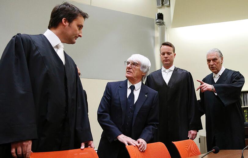 Bernie Ecclestone in München: Der Formel-1-Boss steht wegen Bestechung in Millionenhöhe vor dem Münchner Landgericht. Die Bilder vom ersten Prozess-Tag.