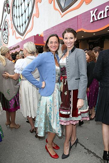 Charlotte von Oeyenhausen mit Sophie Wepper (r.)