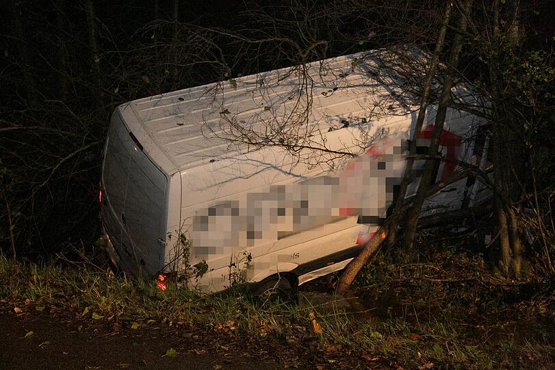 Abflug in den Bach: Nach einem Ausweichmanöver landete der Fahrer eines VW-Transporters im Bach.