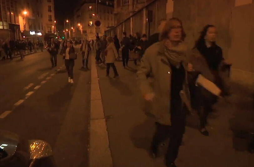 Von einer Sekunde auf die andere ist die Trauerstimmung auf dem Platz der Republik in Paris in Panik umgeschlagen. Das Video sehen Sie unten.