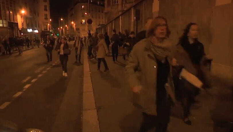 Von einer Sekunde auf die andere ist die Trauerstimmung auf dem Platz der Republik in Paris in Panik umgeschlagen. Das Video sehen Sie unten. Von einer Sekunde auf die andere ist die Trauerstimmung auf dem Platz der Republik in Paris in Panik umgeschlagen. Das Video sehen Sie unten.