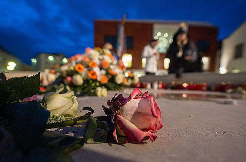 Seit dem Unglück legen Menschen Blumen und Kerzen vor dem Rathaus in Bad Aibling ab. Am Sonntag ist ein großer Gedenkgottesdienst geplant.