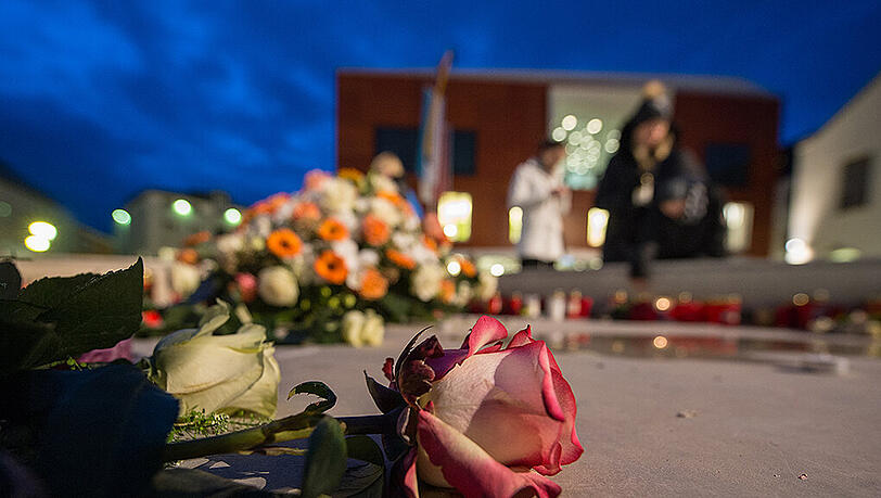 Seit dem Unglück legen Menschen Blumen und Kerzen vor dem Rathaus in Bad Aibling ab. Am Sonntag ist ein großer Gedenkgottesdienst geplant. Seit dem Unglück legen Menschen Blumen und Kerzen vor dem Rathaus in Bad Aibling ab. Am Sonntag ist ein großer Gedenkgottesdienst geplant.