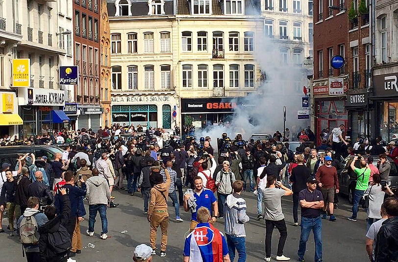 FLOPS - Hooligans: Englische und russische Hooligans lieferten sich in der Anfangsphase des Turniers wilde Schlägereien in Marseille. Später kam es im Stadion zu weiteren Attacken von durchtrainierten Russen. Die UEFA drohte dem russischen Verband anschließend mit dem Turnierausschluss. Ein vergleichsweise milde Strafe gab es dagegen für "Wiederholungstäter" Kroatien: Wegen rassistischen Fan-Verhaltens sowie des Zündens von Bengalos und Raketen beim Spiel gegen Tschechien (2:2) bekam der Verband von der UEFA eine Geldstrafe von 100.000 Euro.