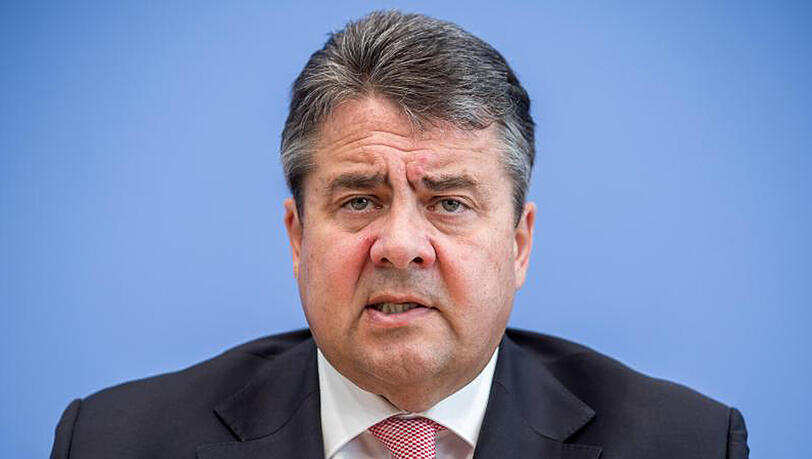 Außenminister Gabriel kündigte einen harten Kurs gegenüber der Türkei an. Außenminister Gabriel kündigte einen harten Kurs gegenüber der Türkei an.