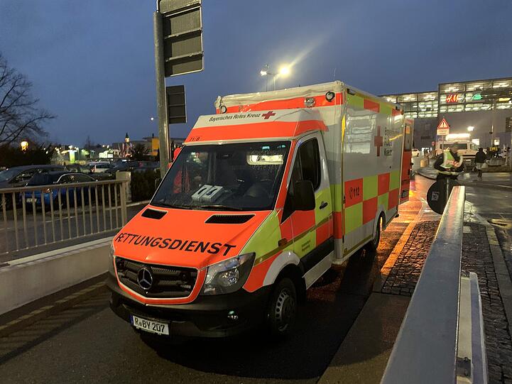 Im Rettungswagen griff der Patient den Sanitäter an (Symbolbild.