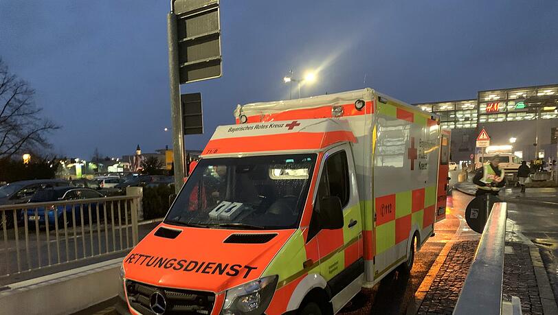 Im Rettungswagen griff der Patient den Sanitäter an (Symbolbild. Im Rettungswagen griff der Patient den Sanitäter an (Symbolbild.