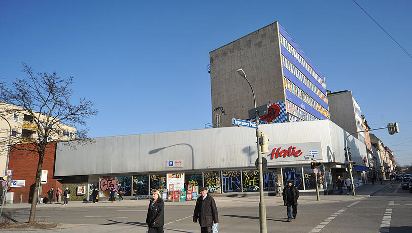 Bald nur noch Geschichte: Der ehemalige Hertie wird abgerissen. Bald nur noch Geschichte: Der ehemalige Hertie wird abgerissen.