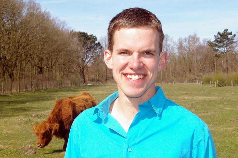 Nils &ndash; der fleißige Flensburger
Alter: 28
Sternzeichen: Widder
Region: Schleswig-Holstein, Region Flensburg
Betrieb: Milchvieh-, Rinderzucht- und Bullenmastbetrieb im Nebenerwerb, 90 Hektar Grün- und Ackerland (80 Hektar Naturschutzgebiet dazu gepachtet), 240 Kühe mit Nachzucht, 90 Schottische Hochlandrinder, vier Vagio-Rinder, ein Pensionspferd, fünf Hühner, ein Hund, vier Katzen
Umfeld: lebt mit Vater und jüngstem Bruder auf dem Hof