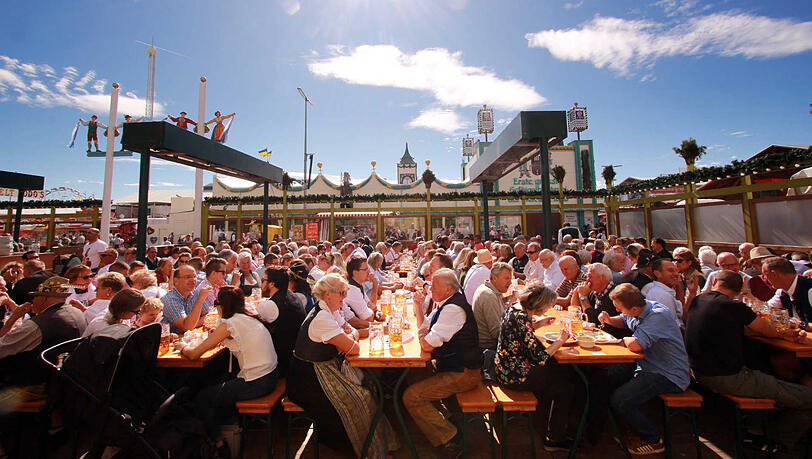 Sonnenschein, entspannte Atmosphäre und eine Freiluft-Maß – was gibt's Schöneres? So dicht wie hier im Biergarten der Ochsenbraterei im letzten Jahr auf der Wiesn würden die Gäste heuer zwar nicht mehr beieinander sitzen, aber auch mit ein bisserl mehr Abstand dürfte eine Cabrio-Wiesn auf große Resonanz stoßen. Sonnenschein, entspannte Atmosphäre und eine Freiluft-Maß – was gibt's Schöneres? So dicht wie hier im Biergarten der Ochsenbraterei im letzten Jahr auf der Wiesn würden die Gäste heuer zwar nicht mehr beieinander sitzen, aber auch mit ein bisserl mehr Abstand dürfte eine Cabrio-Wiesn auf große Resonanz stoßen.