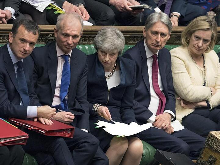 Der Druck auf Theresa May (M) wird nicht kleiner - spätestens am Mittwoch beim EU-Sondergipfel in Brüssel muss die britische Premierministerin einen Plan vorlegen, wie es weitergehen soll.