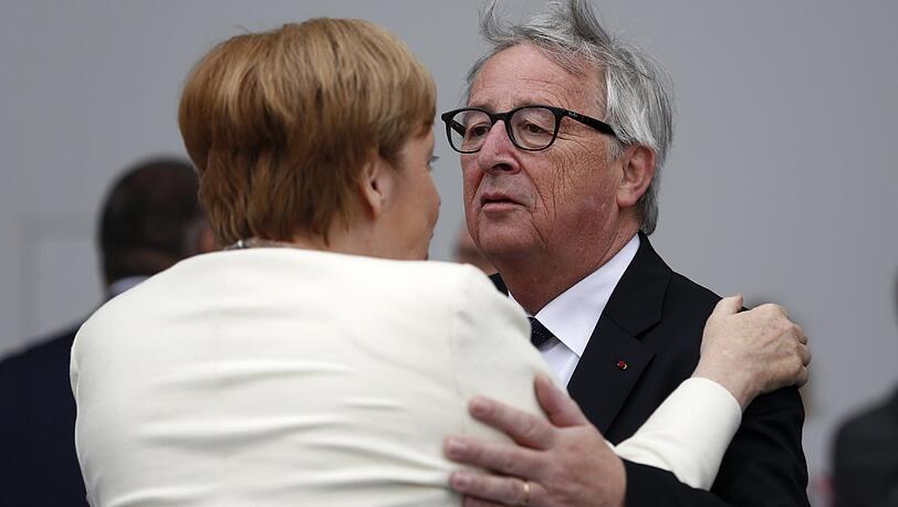Zwei, die sich verstehen: Bundeskanzlerin Angela Merkel umarmt Jean-Claude Juncker.