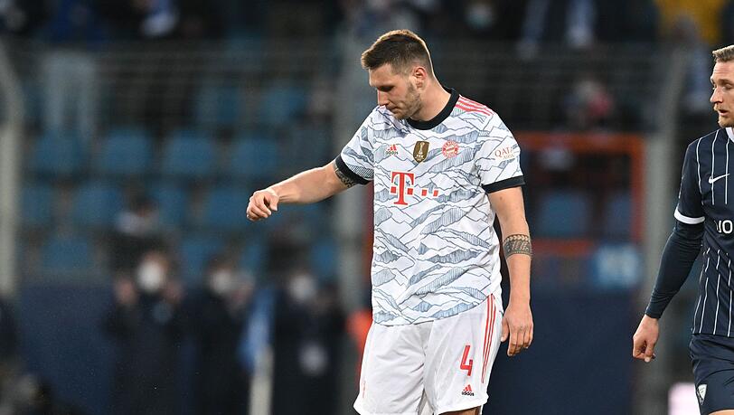 Der FC Bayern München um Niklas Süle (l) blamierte sich in Bochum.