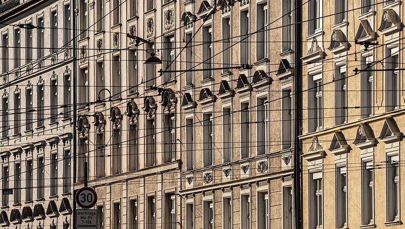 Muss man sich auch erstmal leisten können: Altbau-Wohnungen in zentralen Münchner Vierteln, wie auf unserem Bild in Haidhausen.