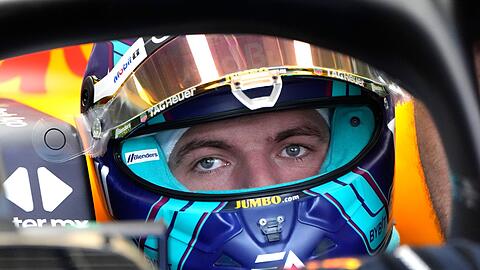Formel-1-Weltmeister Max Verstappen behält den WM-Kampf im Blick.