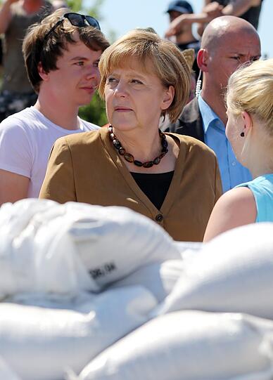 Bundeskanzlerin Angela Merkel (CDU) besucht am einen Hochwasserschwerpunkt an einem Deich aus Sandsäcken in Bitterfeld-Wolfen