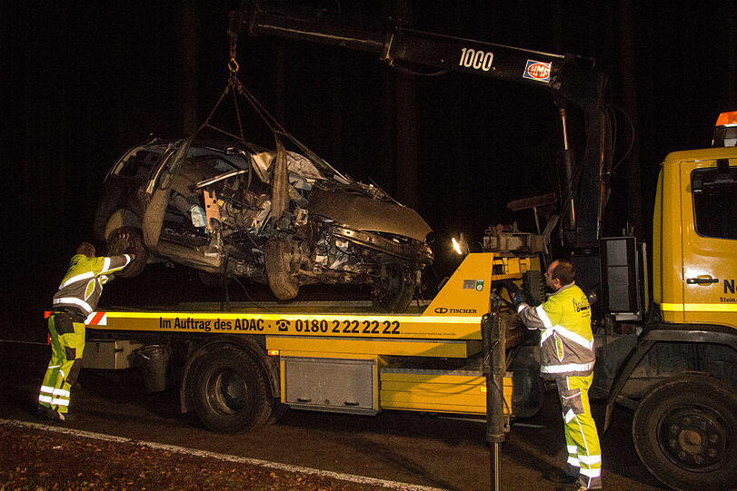 Eine Fahranfängerin verunglückte am Mittwochabend mit einer Beifahrerin im Waldstück bei Pallin, weil das Heck ausbrach. Beide wurden schwer verletzt. Das Auto wurde komplett beschädigt.
