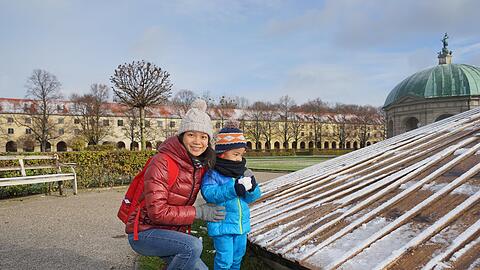 Sein erster Schneeball: Yuesi (2) mit seiner Mama Isabella (34).