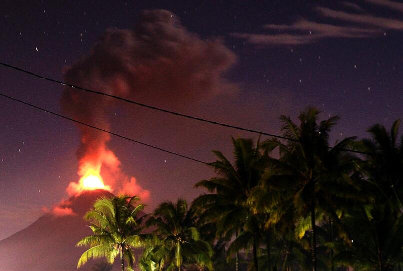 Der Soputan-Vulkan in Minahasa, Indonesien, hat zum wiederholten Male Lava und Asche ausgestoßen.