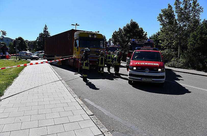 In Traunreut wurde eine Radlerin am Mittwoch von einem Lkw erfasst. Sie starb noch vor Ort. Die Feuerwehr sperrte die Kreuzung ab - die Bilder.